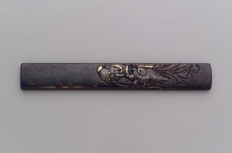 Kozuka with design of sennin holding a minogame