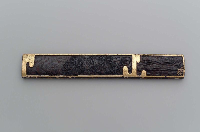 Kozuka with design of pine-tree and clouds