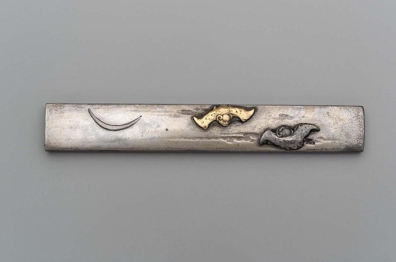 Kozuka with design of two bats and the moon
