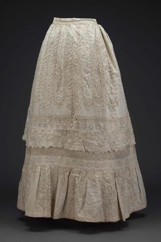 A skirt of white piqué