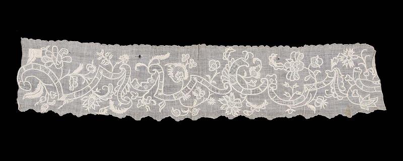 Lace band, scalloped along two edges