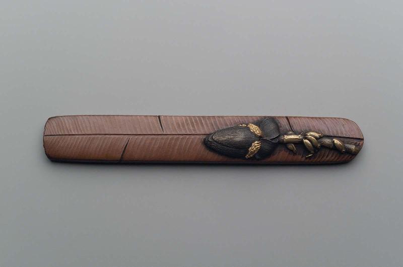 Kozuka in the form of a banana leaf, with design of banana plant