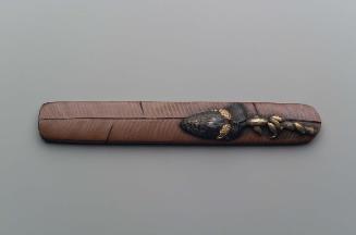 Kozuka in the form of a banana leaf, with design of banana plant