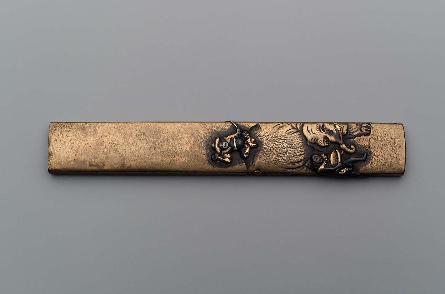 Kozuka with design of elephant and two attendants