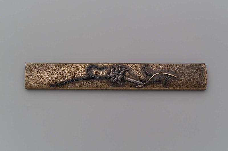 Kozuka with design of a lily