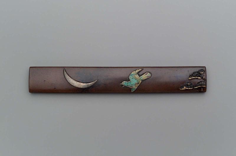 Kozuka with design of swallow, pine and moon