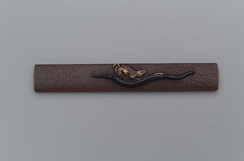 Kozuka with design of lotus leaf and stalk