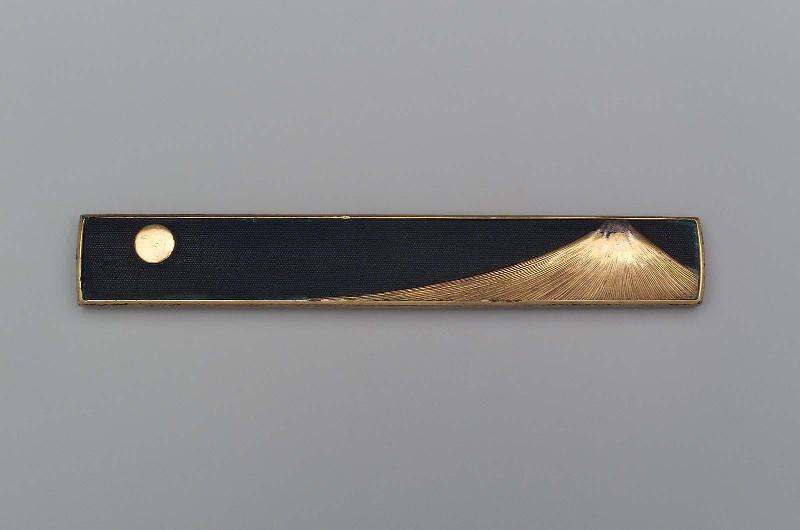 Kozuka with design of Mount Fuji and sun or moon