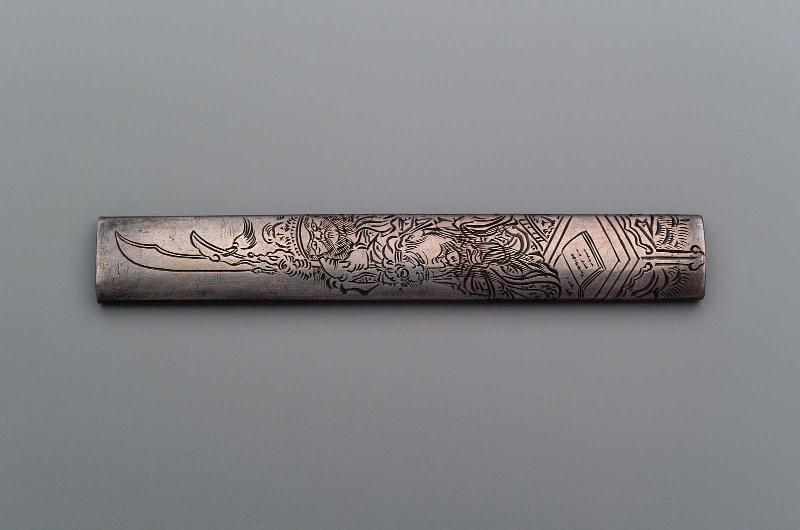 Kozuka with design of Kan'u with a demon attendant