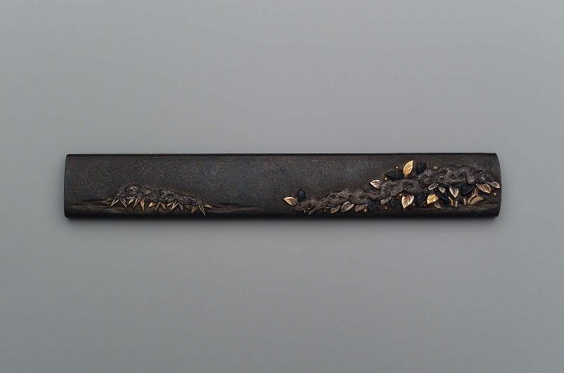 Kozuka with design of snow-covered plants