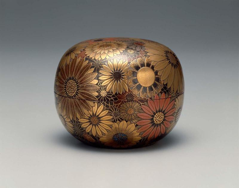 Spherical incense container (kogo) with maki-e decoration of chrysanthemum flowers outside and decoration of chrysanthemum leaves on the interior