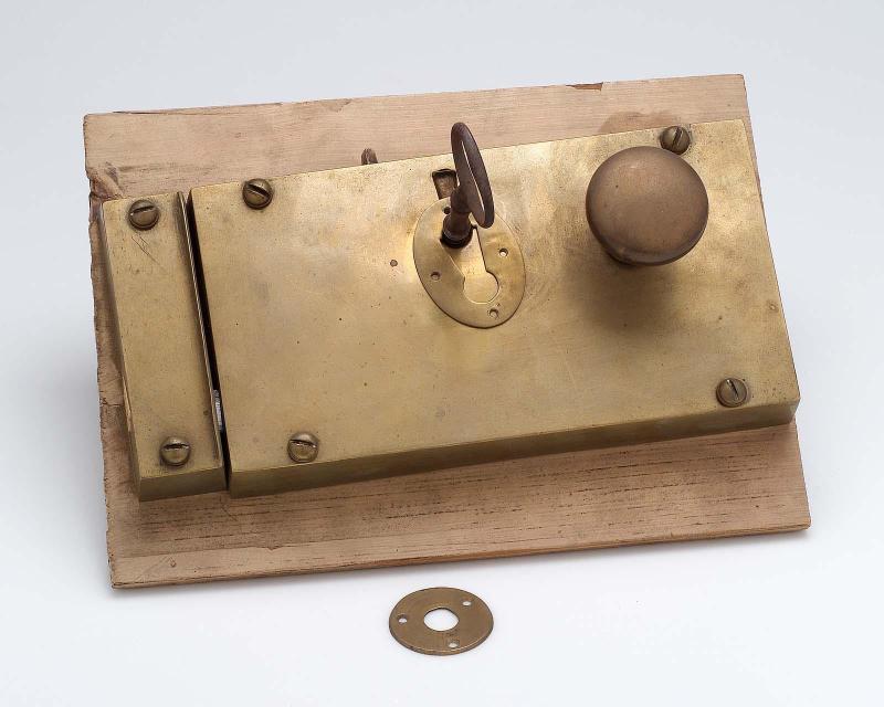 Box lock with key and knobs
