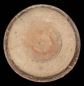 Round dish on three V-shaped legs