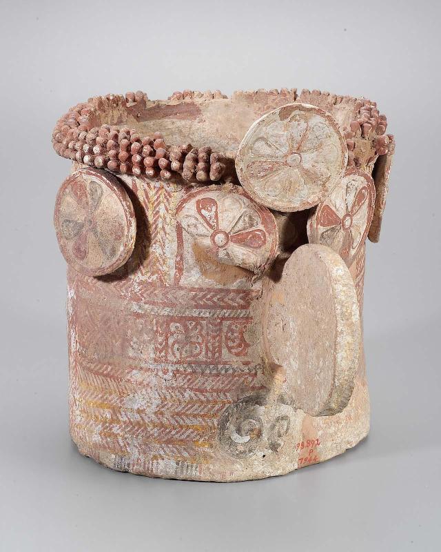 Model of a crown (polos)