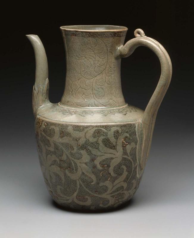 Wide-necked ewer
