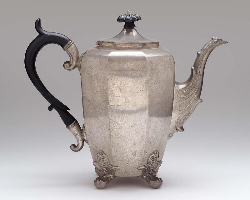 Teapot with strainer