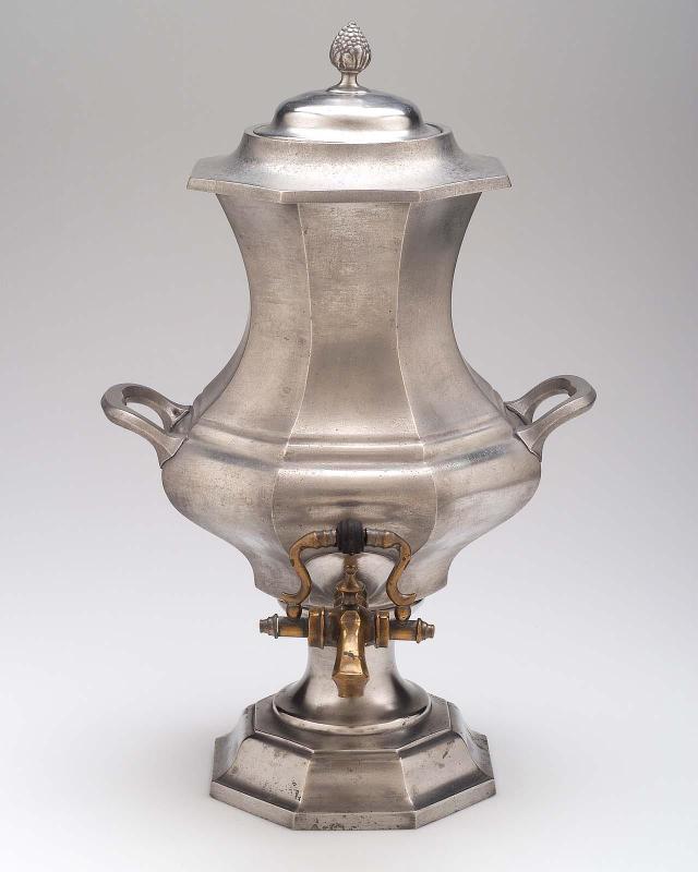 Coffee urn