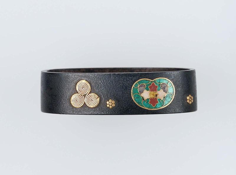 Fuchi with design of floral patterns