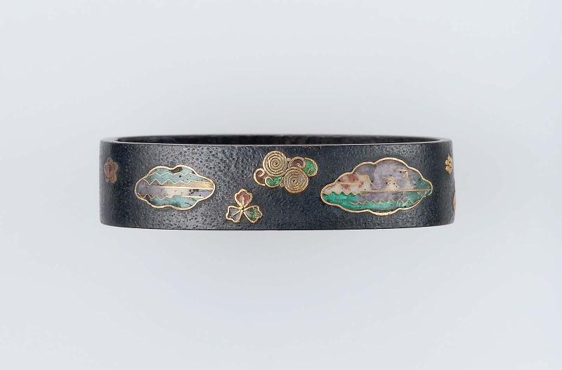 Fuchi with design of floral patterns
