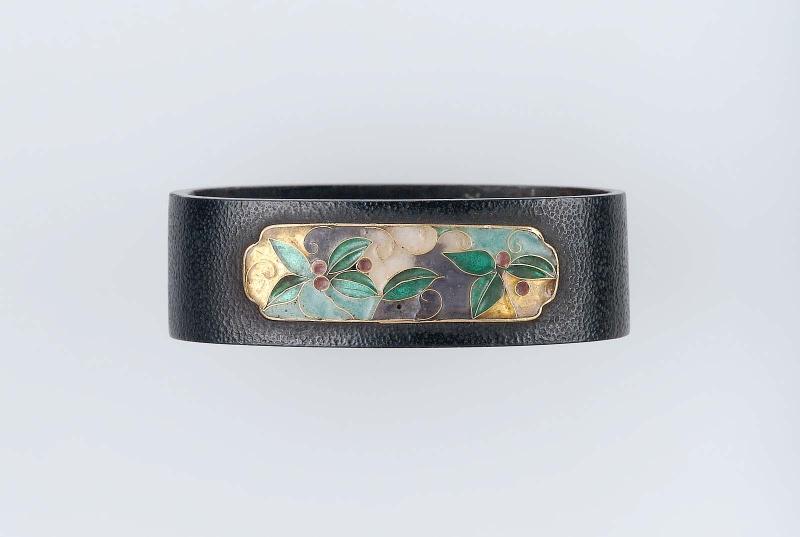 Fuchi with design of floral patterns