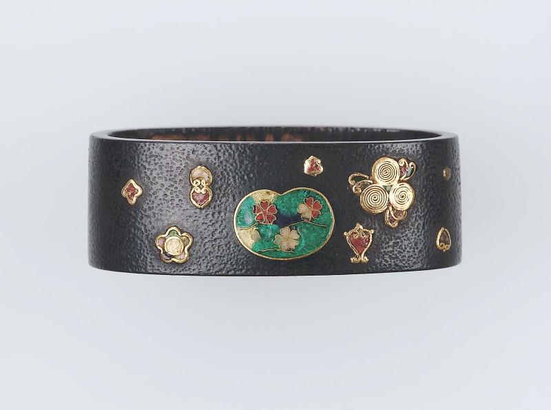 Fuchi with design of floral patterns