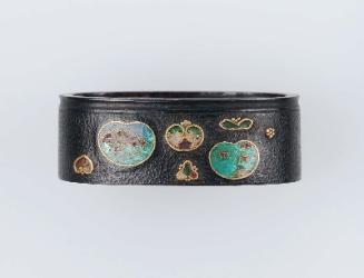 Fuchi with design of floral patterns