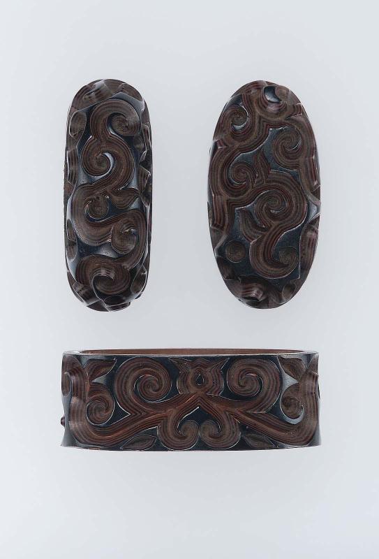 Fuchi-kashira and kojiri with designs of guri scrolls
