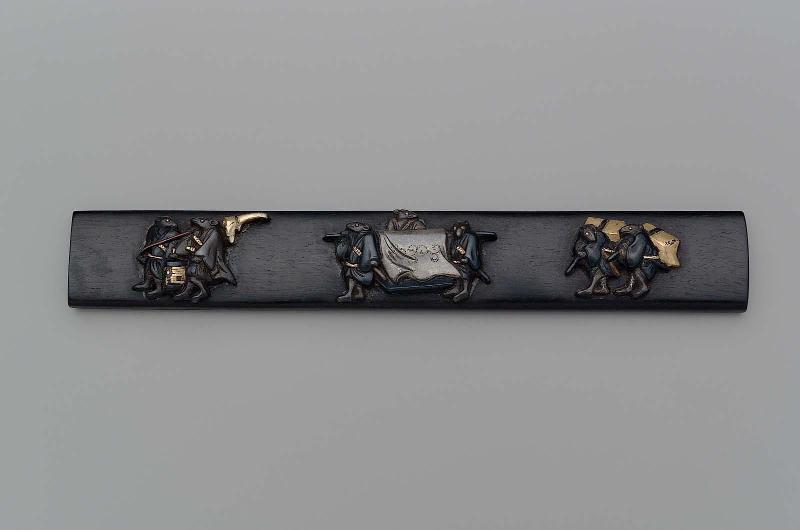 Kozuka with design of the rats' wedding procession