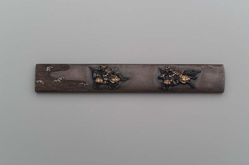Kozuka with design of the race across the Uji River