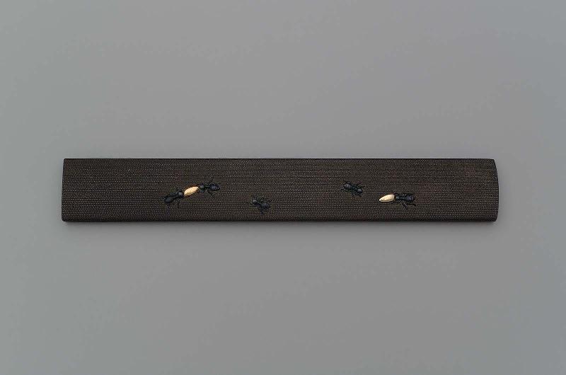 Kozuka with design of ants carrying grains of rice