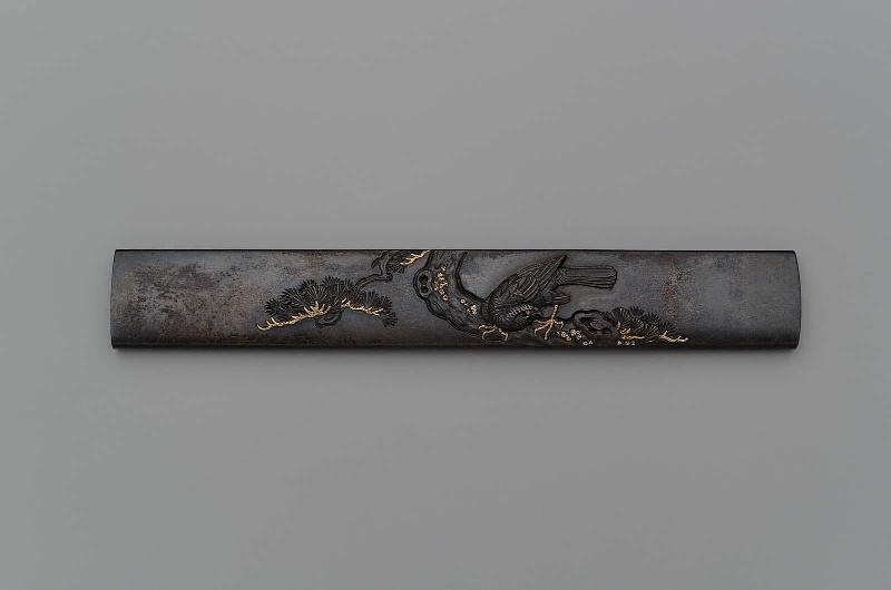 Kozuka with design of hawk in a pine tree