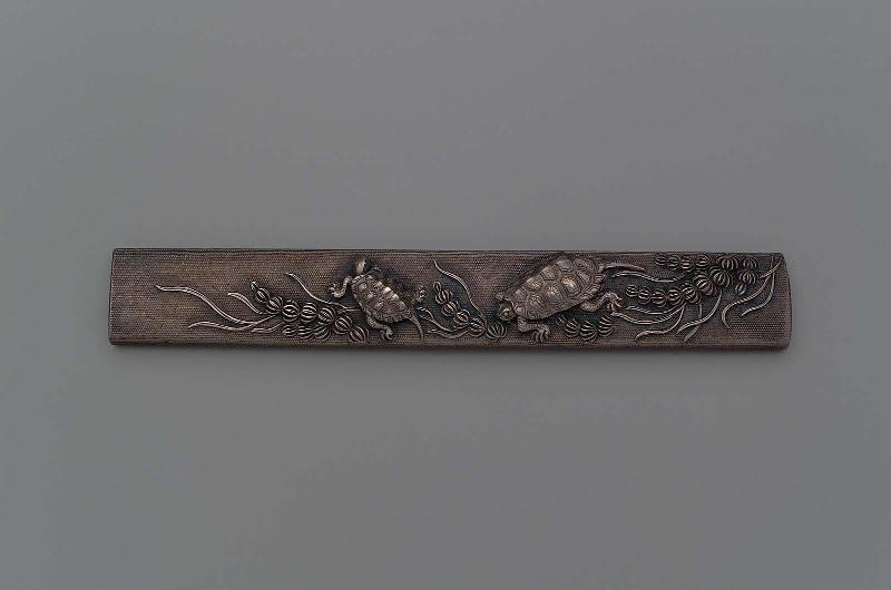 Kozuka with design of tortoises and weed