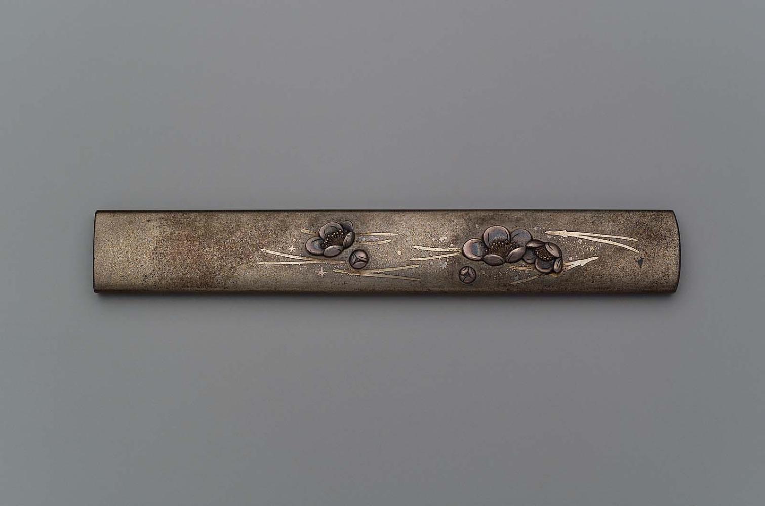 Kozuka with design of fallen plum blossom and pine needles