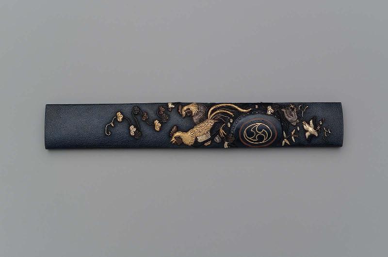 Kozuka with design of a cockerel on a drum symbolizing peaceful and just government (kankodori)