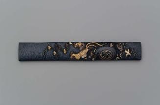 Kozuka with design of a cockerel on a drum symbolizing peaceful and just government (kankodori)