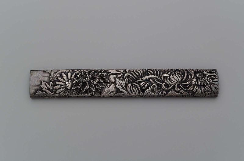 Kozuka with design of show chrysanthemums