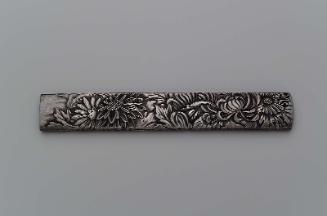 Kozuka with design of show chrysanthemums
