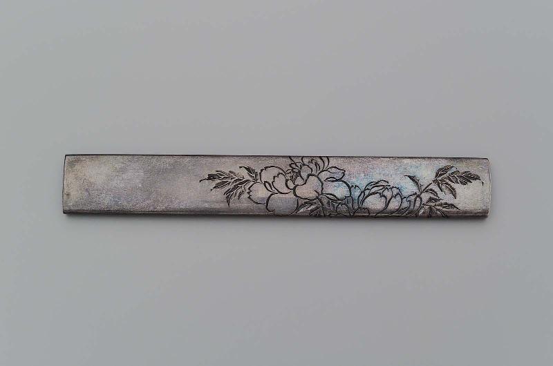 Kozuka with design of peonies