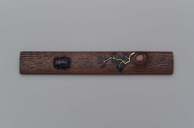 Kozuka with design of cicada and branch on the bark of a tree