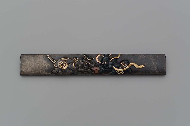 Kozuka with design of Nio and samurai fighting over a box