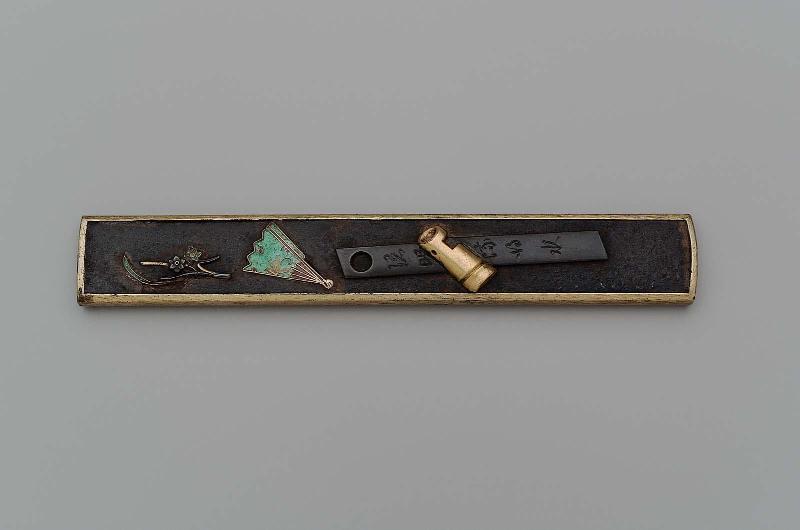 Kozuka with design of narcissus (suisen), fan, bamboo flower container and knife