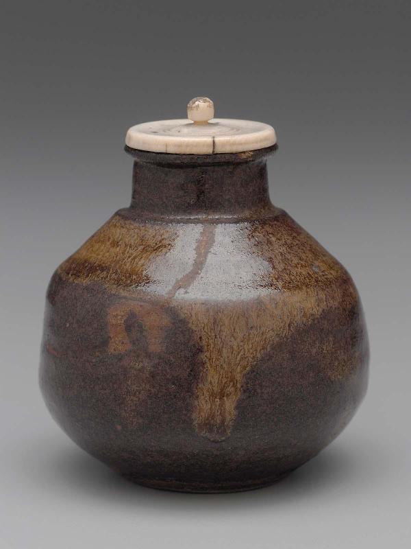 Tea caddy with ivory lid