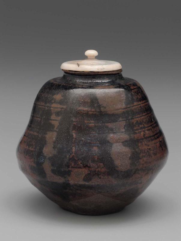 Tea caddy with ivory lid