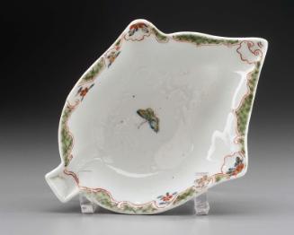 Dish in the shape of a leaf