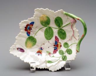 Plate in the shape of a leaf