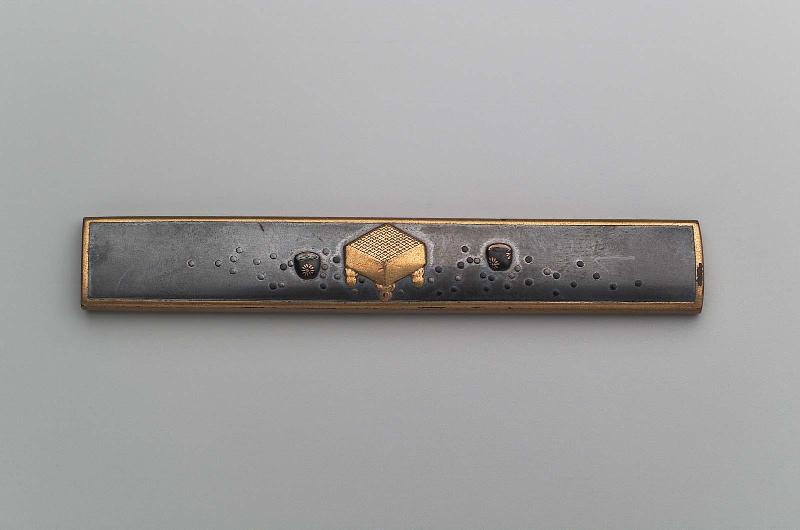 Kozuka with design of Go board and stone containers