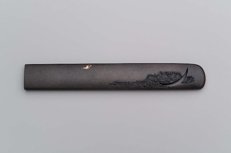 Kozuka with design of swallow, pines and moon