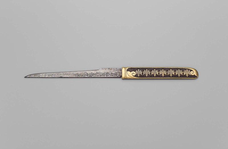 Kozuka and blade with design of paulownia leaves