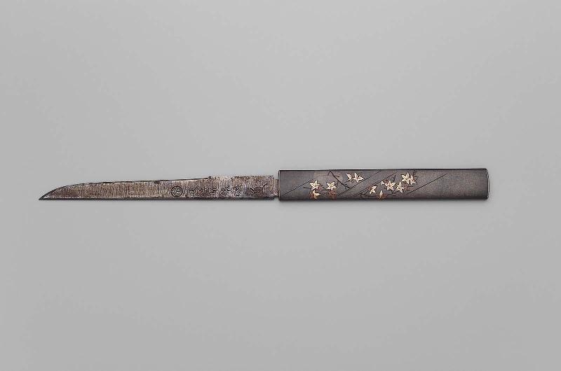 Kozuka with design of maple leaves