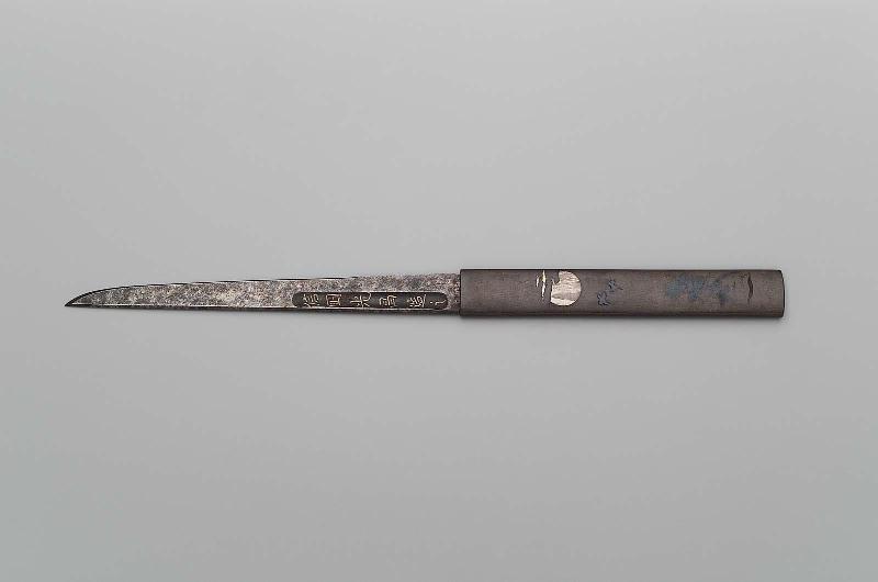 Kozuka with design of pine, crows and moon